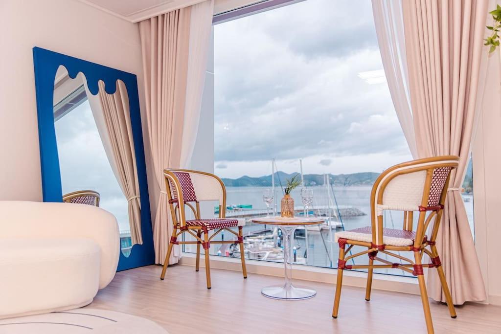 The Castle Ocean Suite Yeosu Exterior photo
