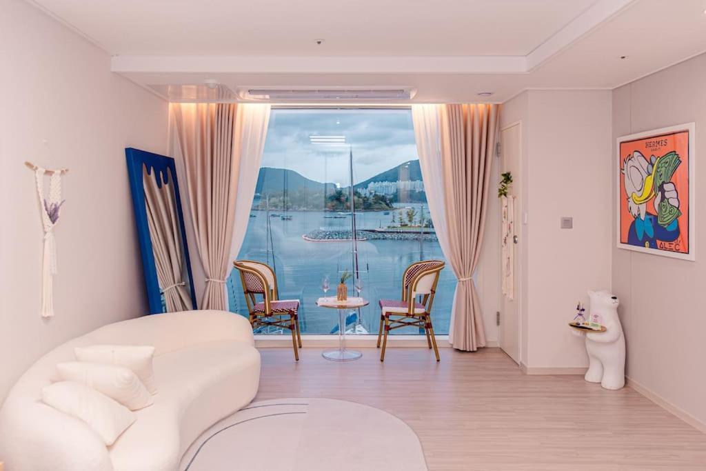 The Castle Ocean Suite Yeosu Exterior photo